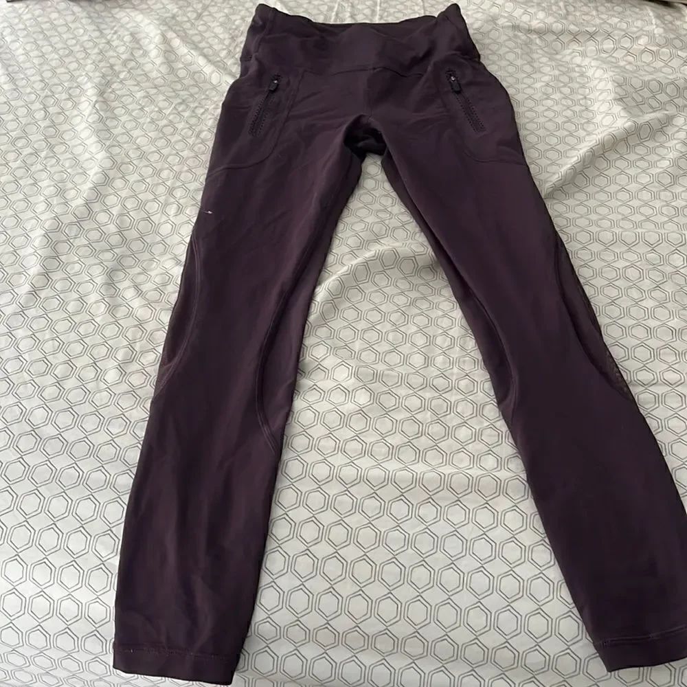 Lululemon dark purple 7/8 leggings with zippered pockets sz 4